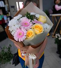 Букет цветов из:  Герберы, Розы и Хризантемы в Усть-Качка