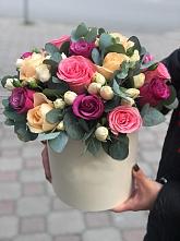 Цветочная композиция из Розы в шляпной коробке в Усть-Качка